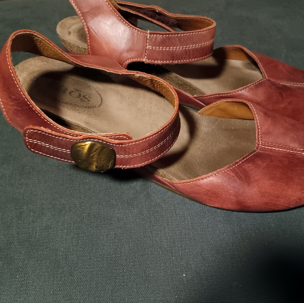 Taos Penelopeep Pink Leather Sandals Size 42